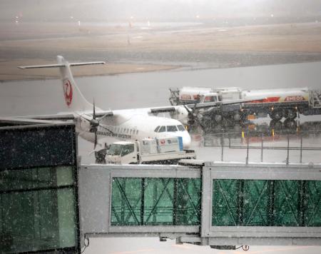 函館空港に緊急着陸した丘珠発秋田行きの日航２８２３便＝１１日午後２時４０分、北海道函館市