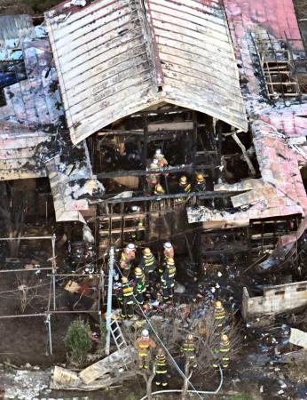 東京都あきる野市の住宅火災現場=11日午後3時30分(共同通信社ヘリから)