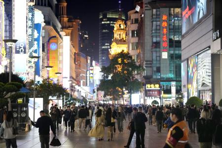 上海の繁華街を歩く人たち＝１１月（共同）