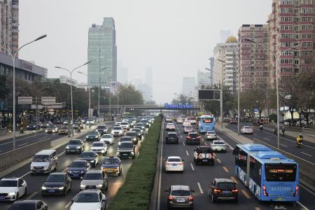 北京市内を走る車＝１１月（共同）