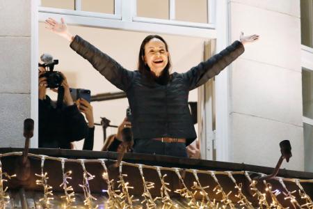 　オスロに到着し、ホテルのバルコニーで両手を広げるノーベル平和賞を受賞したベネズエラの野党指導者マリア・コリナ・マチャド氏＝１１日（共同）