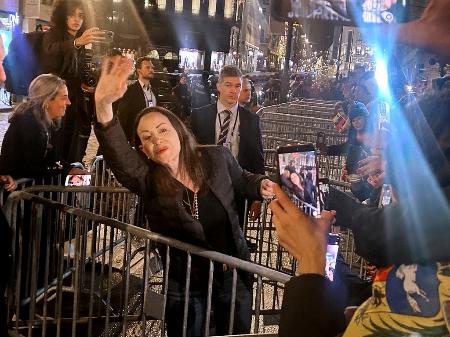 １１日、ノルウェー・オスロで、支援者らに手を振るマチャド氏（共同）