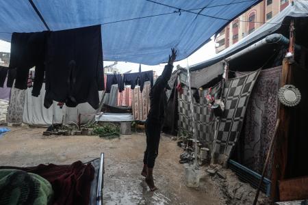 雨で浸水したパレスチナ避難民のテント＝１１日、ガザ北部ガザ市（ゲッティ＝共同）