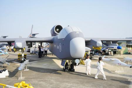 中国軍の大型無人機「九天」＝２０２４年１１月、中国広東省珠海市（共同）