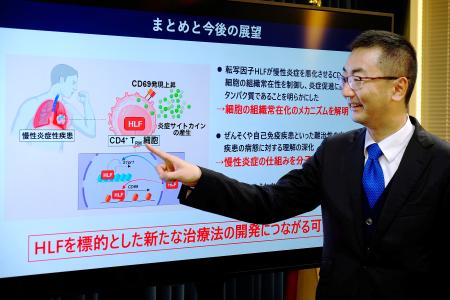 慢性炎症について説明する千葉大の平原潔教授＝１０日、東京都千代田区