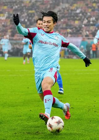 ＦＣＳＢ戦の後半、攻め込むフェイエノールトの上田＝ブカレスト（共同）