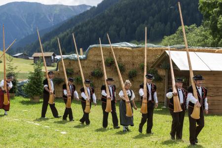 　スイス・ダボスで、ヨーデルのイベントに参加するアルペンホルンのグループ＝２０１４年７月（Ａｒｎｏ　Ｂａｌｚａｒｉｎｉ／Ｋｅｙｓｔｏｎｅ提供・ＡＰ＝共同）