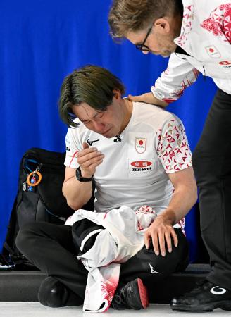 男子プレーオフで中国に敗れて五輪出場を逃し、涙を流す小泉＝ケロウナ（共同）
