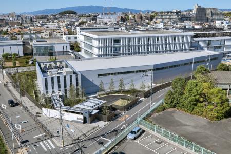 尼崎ＪＲ脱線事故の車両を保存する施設（手前）＝大阪府吹田市（ＪＲ西日本提供）