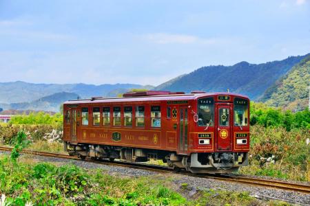 鳥取県八頭町を走行する若桜鉄道(八頭町提供・共同)