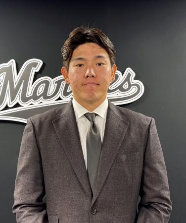 契約更改交渉後、写真撮影に応じるロッテの安田＝１２日、ＺＯＺＯマリンスタジアム