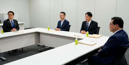 会談に臨む国民民主党の古川税調会長（中央左）と自民党の小野寺税調会長（同右）ら＝１２日午後、国会