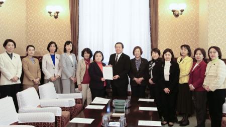 浜田靖一衆院議院運営委員長（中央）に女性用トイレの増設を求める要望書を提出する与野党の女性衆院議員＝１２日、国会