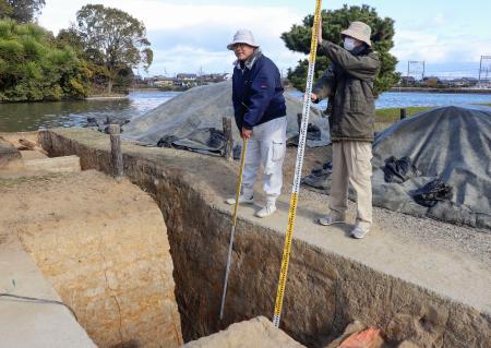 報道陣に公開された、宝来山古墳外堤部分の発掘現場＝１２日午前、奈良市