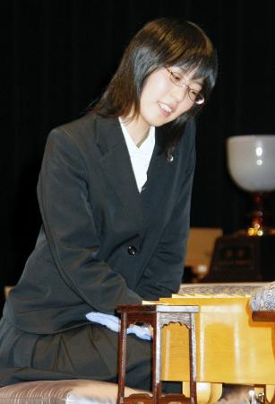 ２００８年、将棋の倉敷藤花戦で初タイトルを獲得した福間香奈女流六冠（当時は里見香奈女流二段）＝岡山県倉敷市