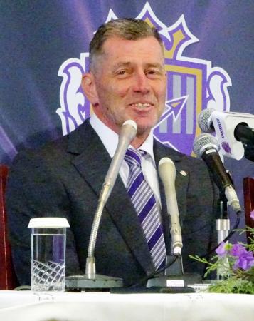 退任記者会見するＪ１広島のミヒャエル・スキッベ監督＝１２日、広島市