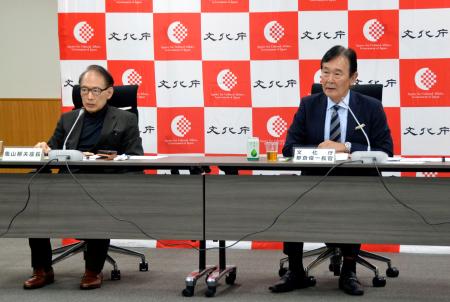 日本の小説や雑誌を世界市場に売り込む戦略を議論する協議会で、あいさつする都倉俊一文化庁長官（右）＝１２日午後、文科省