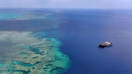 中国とフィリピンが領有権を争う南シナ海のスカボロー礁（中国名・黄岩島）＝４月（新華社＝共同）