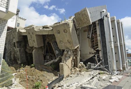 能登半島地震で横倒しとなった石川県輪島市のビル＝２０２４年９月