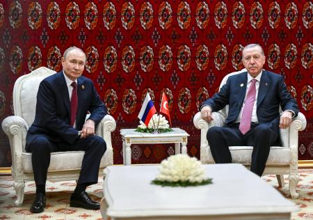 訪問先のトルクメニスタンで、ロシアのプーチン大統領（左）と会談するトルコのエルドアン大統領＝１２日、アシガバート（ＡＰ＝共同）