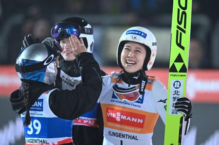スキーW杯ジャンプ、女子個人第7戦で今季4勝目を挙げ、笑顔の丸山希=12日、クリンゲンタール(DPA提供・AP=共同)
