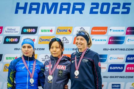 スピードスケートW杯第4戦、女子1500メートルで優勝した高木美帆(中央)=12日、ハーマル(Geir Olsen/NTB Scanpix提供・AP=共同)