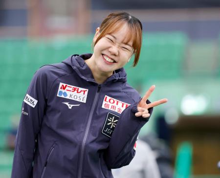 女子500メートルで3位となり、笑顔でピースサインをする吉田雪乃=ハーマル(共同)