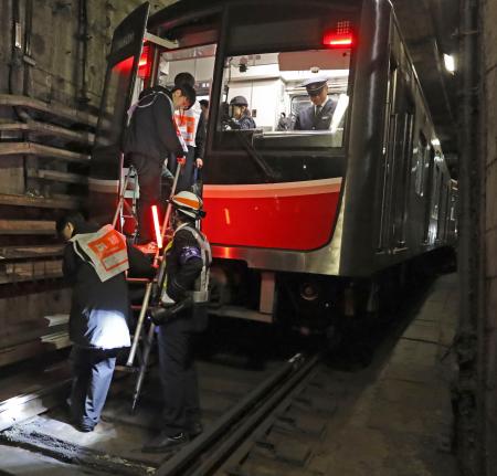 大阪メトロが実施した、南海トラフ巨大地震の発生を想定した避難訓練＝１３日未明、大阪市