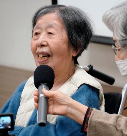 紙芝居の上演会に参加した松谷英子さん＝１３日午前、長崎市