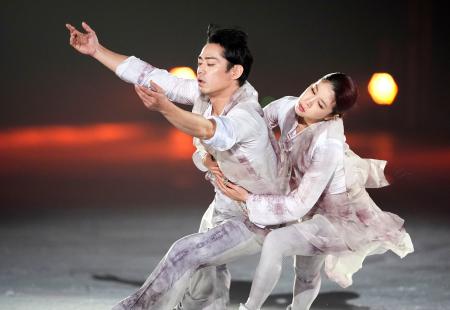 演技するアイスダンスの村元哉中さん（右）と高橋大輔さん＝愛・地球博記念公園アイススケート場