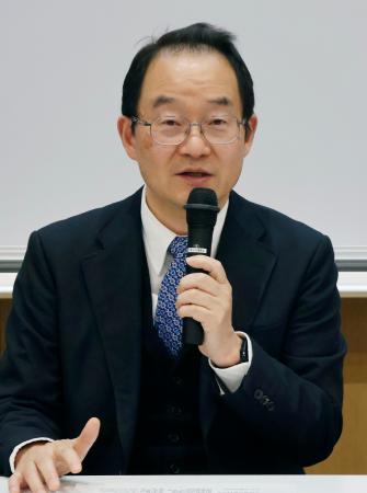 記者会見する奈良県立医大の松本雅則教授＝１３日午後、奈良県橿原市