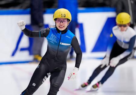 女子１５００メートルで優勝し、ガッツポーズする長森遥南＝東京辰巳アイスアリーナ