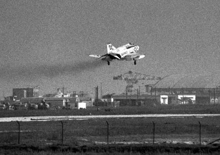 山口県・岩国基地を離陸する戦闘機＝１９７２年５月