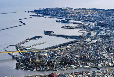 地震で強い揺れを観測した青森県八戸市の沿岸部＝９日（共同通信社機から）