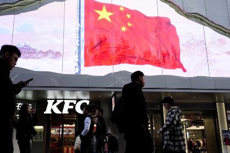 中国上海市の繁華街で大型画面に映し出された中国国旗＝１１月