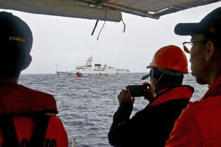 昨年8月、南シナ海のサビナ礁に近い海域で、中国海警局の船を監視するフィリピンの中型巡視船の乗員