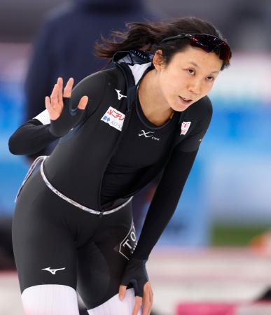 女子1000メートルのレースを終え、観客に手を振る高木美帆。1分14秒39で優勝し、1500メートルに続いてミラノ・コルティナ冬季五輪代表入りを確実にした=ハーマル(共同)