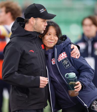 女子１０００メートルで優勝し、コーチと抱き合う高木美帆（右）。１５００メートルに続いてミラノ・コルティナ冬季五輪代表入りを確実にした＝ハーマル（共同）