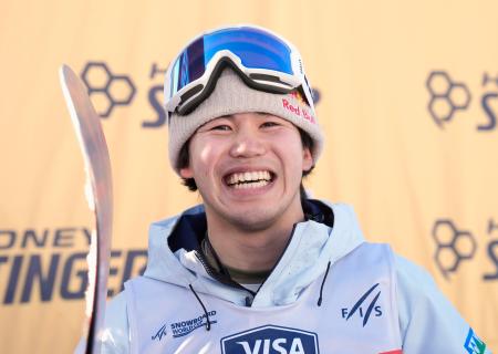 男子ビッグエアで優勝し、笑顔を見せる荻原大翔=スティームボートスプリングズ(共同)