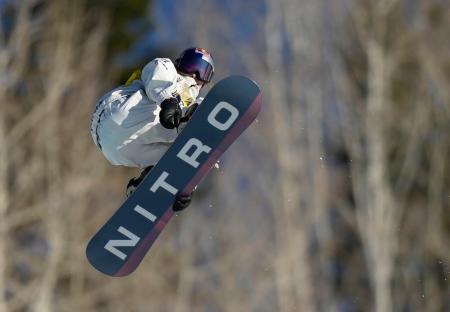女子ビッグエア決勝 ジャンプする鬼塚雅=スティームボートスプリングズ(共同)