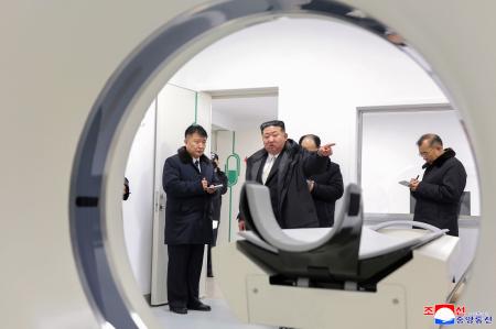 北朝鮮の北西部亀城で完工した病院を視察する金正恩朝鮮労働党総書記（中央）＝１３日（朝鮮中央通信＝共同）