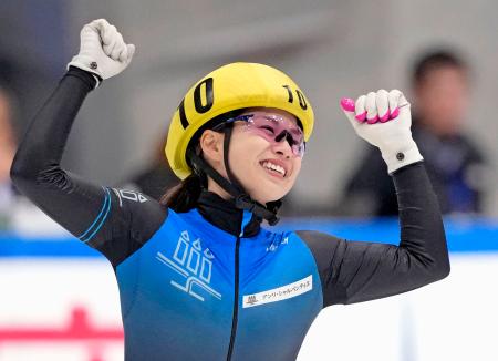 女子1000メートルで優勝し、喜ぶ長森遥南=東京辰巳アイスアリーナ