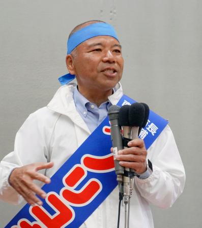 沖縄県南城市長選が告示され、出陣式であいさつする大城憲幸氏=14日午前、南城市