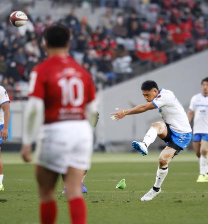 ＢＬ東京―埼玉　後半、ＰＧを決める埼玉・山沢拓＝味スタ