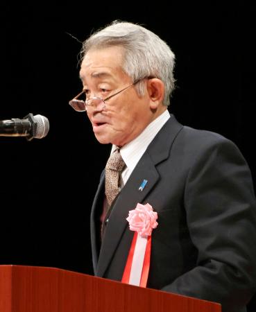 講演する地村保志さん＝１４日午後、福井市