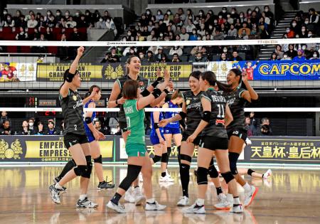 刈谷に勝利し、喜ぶ大阪Mの選手たち=東京体育館