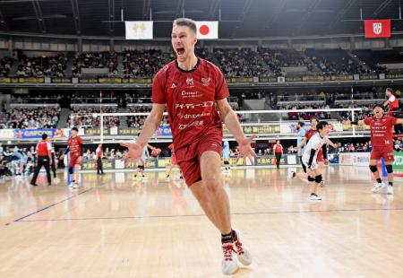 サントリーに勝利し喜ぶV北海道の選手たち=東京体育館