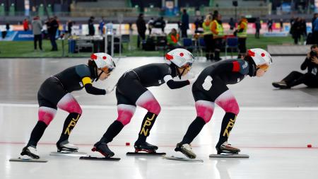 女子団体追い抜きで滑走する（右から）堀川桃香、高木美帆、佐藤綾乃。３位となり、ミラノ・コルティナ冬季五輪の出場権獲得を確実とした＝ハーマル（共同）