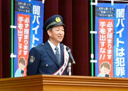 愛知県警小牧署の一日署長に就任し、高校で講話する立浪和義さん＝１５日午前、小牧市