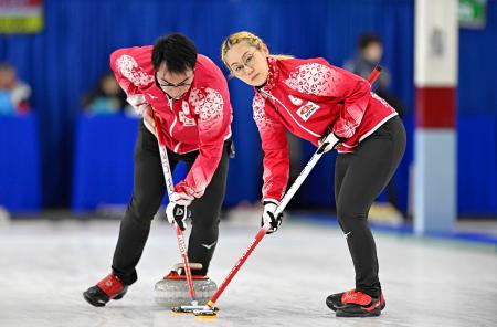 混合ダブルス１次Ｌ　チェコ戦の第１エンド、スイープする小穴桃里（右）、青木豪＝ケロウナ（共同）